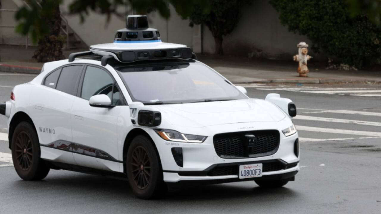 Autonome Taxis der Firma Waymo in Kalifornien unterwegs 