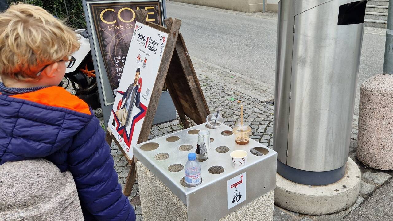 Die neuen Sammel-Vorrichtungen sorgten am Tag der Anbringung schon für Aufmerksamkeit. Im Bild einer der Pfandwürfel. 