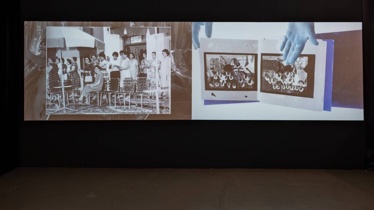 Huda Takriti, On Another Note, 2024, Zwei-Kanal-Video, HD, Farbe und schwarz-weiß, Sound, 24:12 Min., Ausstellungsansicht Camera Austria, Graz, 2024, © Huda Takriti / Bildrecht Wien, 2025, Foto: Markus Krottendorfer 