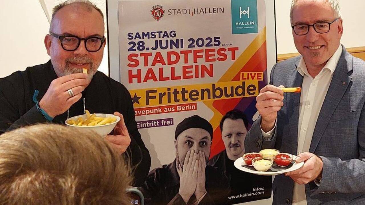 Bei der Pressekonferenz im Jänner 2025 wurden Pommes kredenzt, um das Engagement der Headliner „Frittenbude“ für das Stadtfest zu feiern. TVB-Geschäftsführer Rainer Candido und Bürgermeister Alexander Stangassinger (SPÖ). Bei der Pressekonferenz im Jänner 2025 wurden Pommes kredenzt, um das Engagement der Headliner „Frittenbude“ für das Stadtfest zu feiern. TVB-Geschäftsführer Rainer Candido und Bürgermeister Alexander Stangassinger (SPÖ).