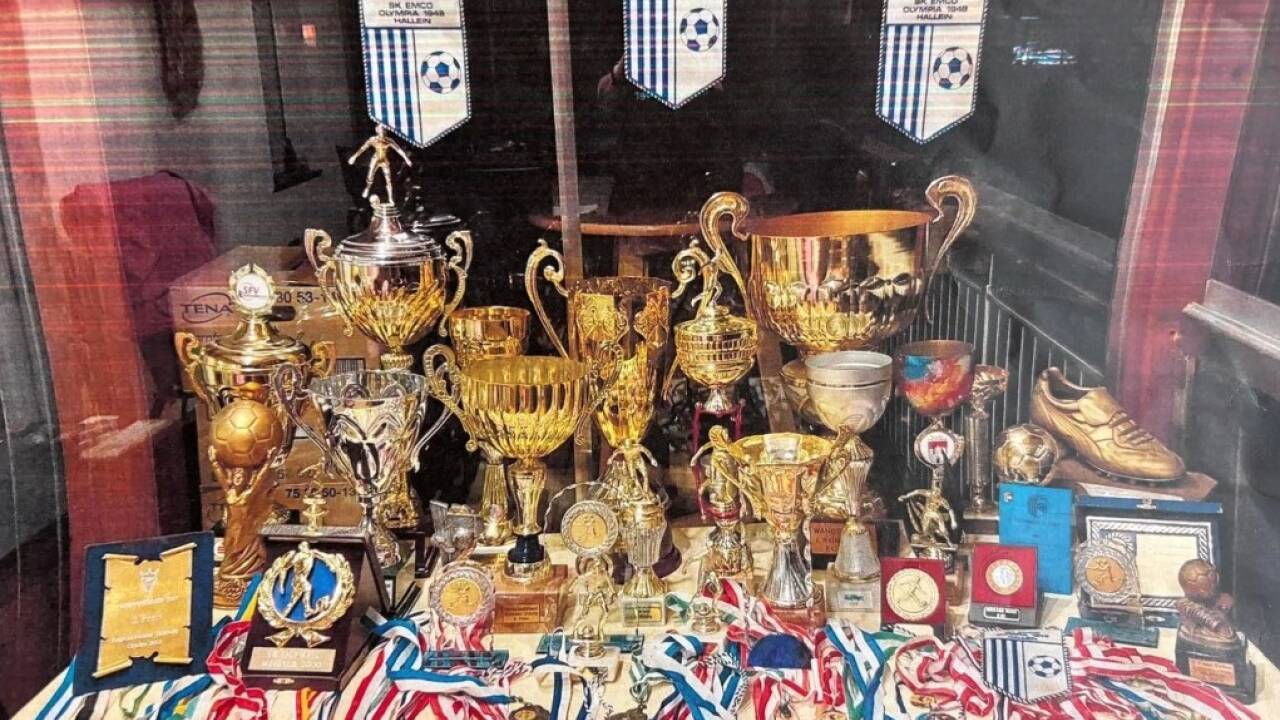 Der Trophäenschrank des SK Olympia Hallein 1948 kann sich sehen lassen. 