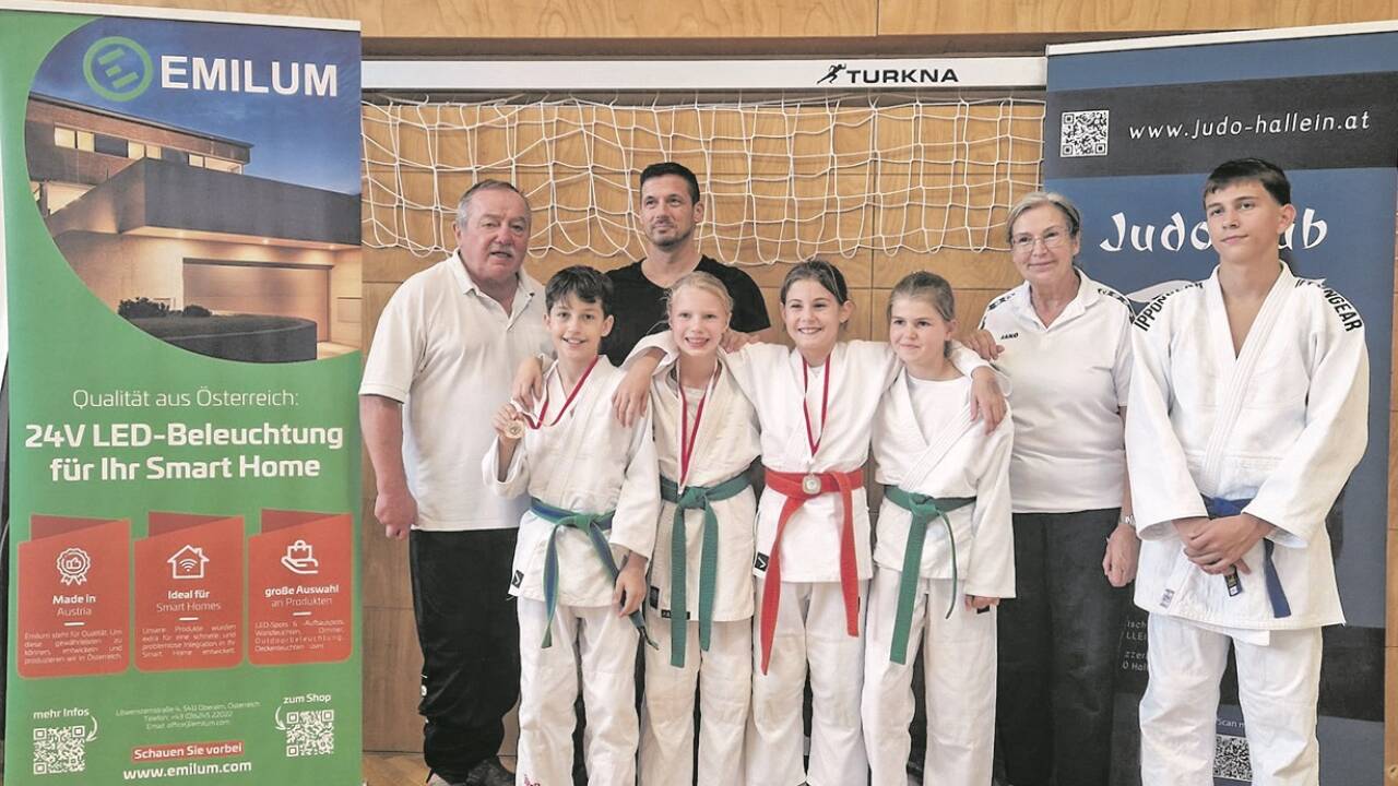 Die Kids des Judoclub Hallein/Tennengau präsentieren stolz ihre Medaillen. 