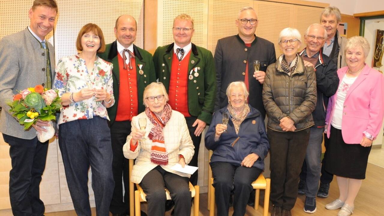 Ein Hoch auf die Jubilarin Cilli Lüftenegger vonseiten der Marktgemeinde Mariapfarr, Trachtenmusikkapelle, Pfarre und Familie. 