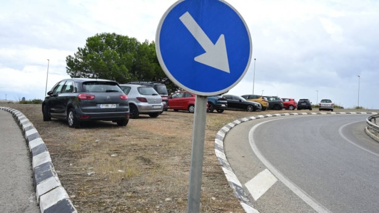 Autos parken au§erhalb von Aldaia aus Angst vor Flut 