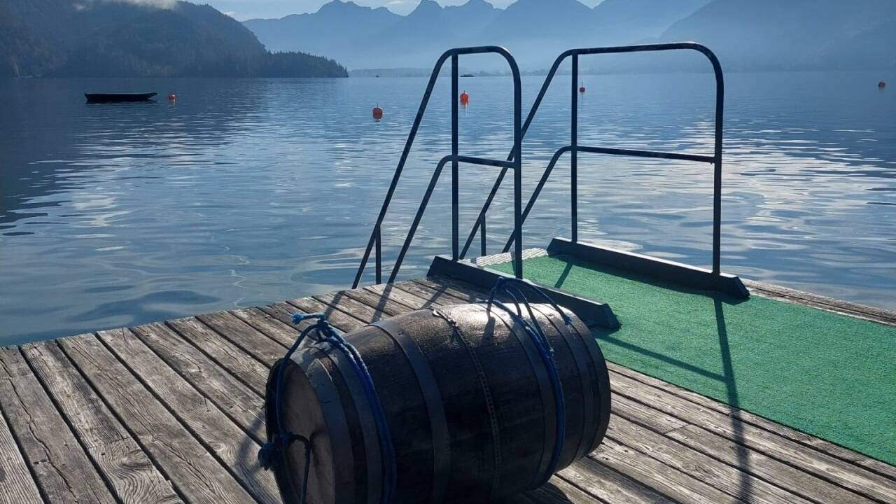 Ein Teil des Rotweins geht buchstäblich baden – und zwar in einem Kastanienholzfass. 
