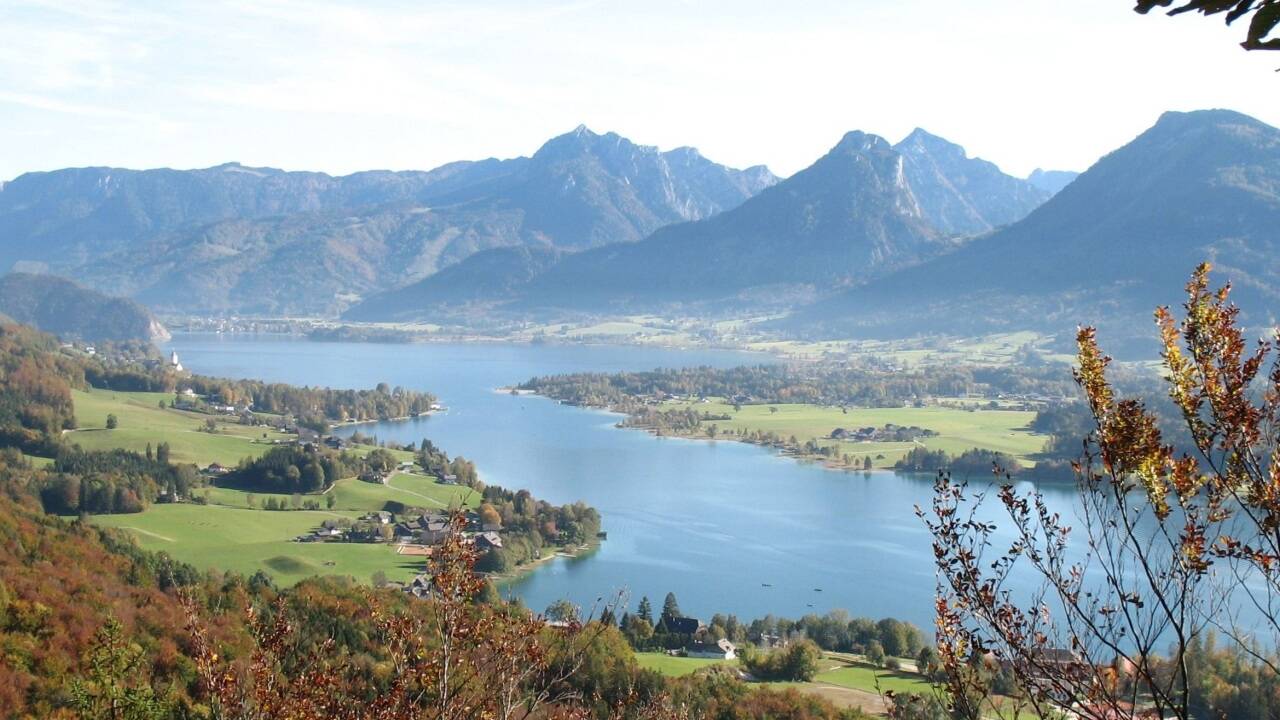 Die Flachgauer Touristiker zeigen sich mit der bisherigen Saison zufrieden. Im Bild der Wolfgangsee vom Falkenstein aus gesehen. 