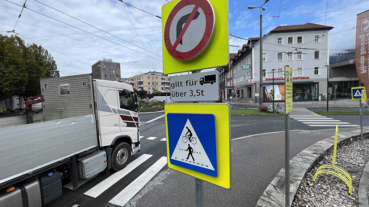 Lkw müssen durch den Kreisverkehr eine Schleife fahren und können nicht direkt rechts abbiegen. 
