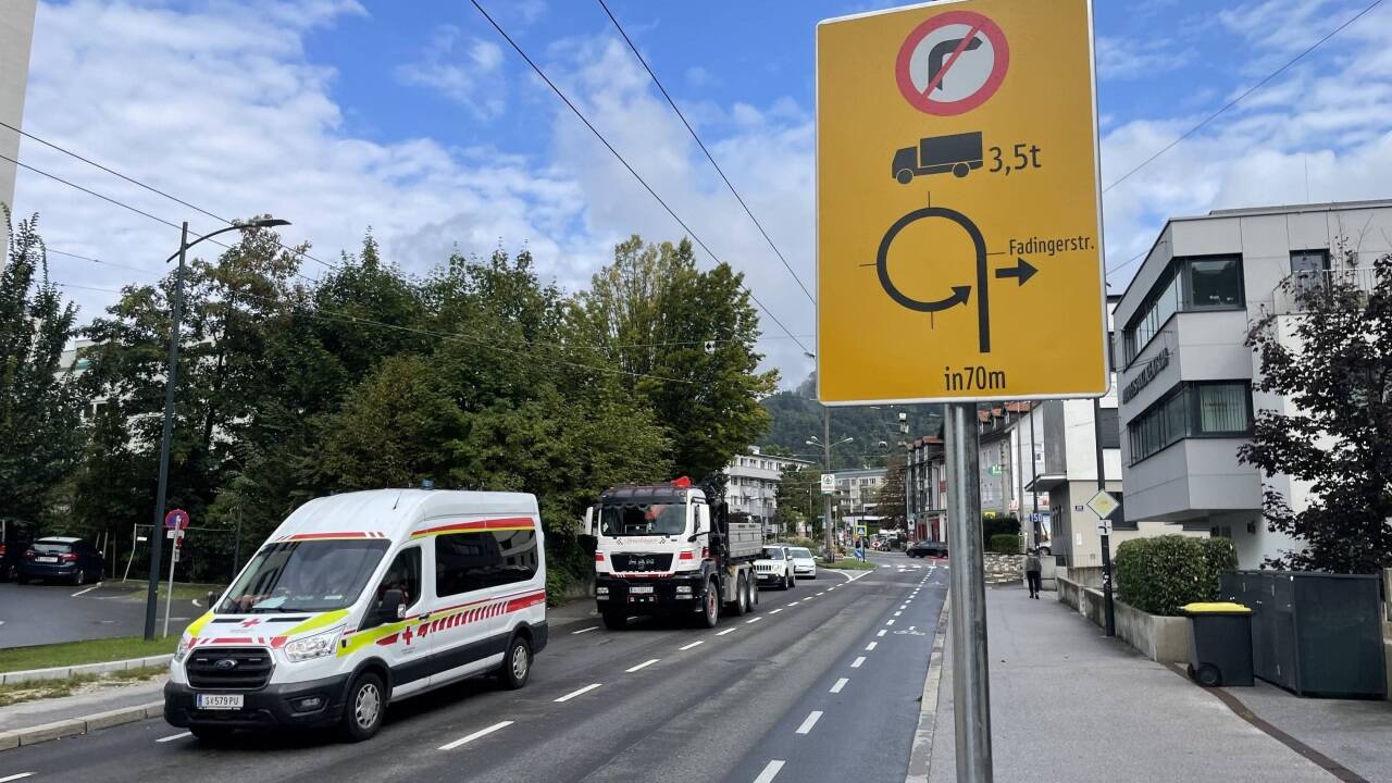 Lkw müssen durch den Kreisverkehr eine Schleife fahren und können nicht direkt rechts abbiegen. 