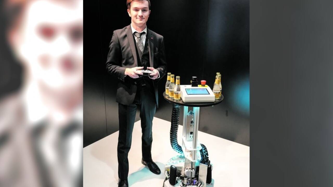 Simon Wimmer mit seinem Gesellenstück, dem mobilen Transportroboter „Symposion“. Für seine Abschlussarbeit erhielt er den Dr.-Hans-Riegel-Fachpreis der Universität Salzburg. 