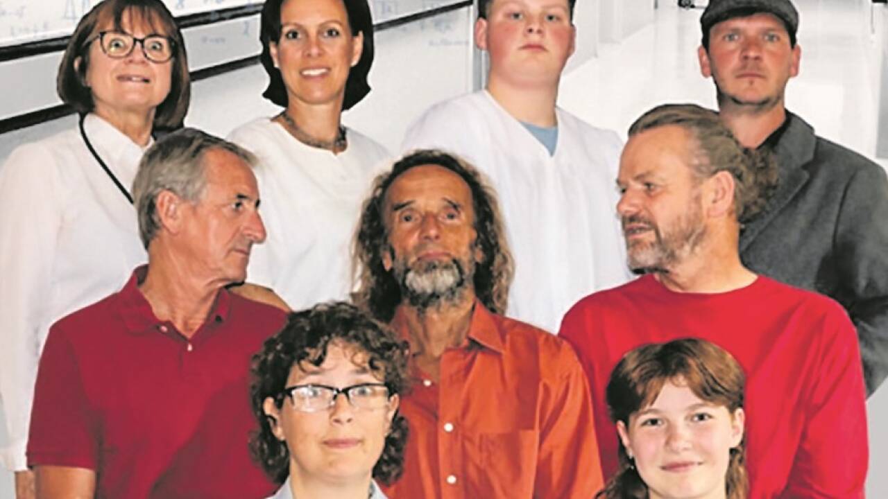Das neunköpfige Ensemble mit Projektleiterin und Regisseurin Waltraud Gregor (1. v. l.) führt „Die Physiker“ in Henndorf, Oberndorf, Oberhofen, Taxahm und St. Jakob am Thurn auf.  
