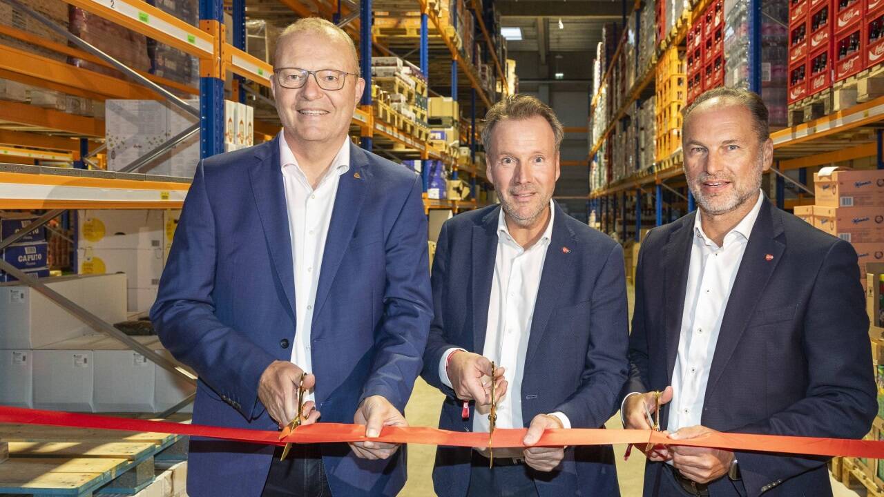 Eröffnung des Transgourmet-Logistikzentrums in Wals-Siezenheim nach 50-Millionen-Euro-Investition: von links Manfred Hayböck, Geschäftsführer Transgourmet Österreich; Christoph Ellensohn, Standortgeschäftsleiter Transgourmet Salzburg-Wals; Thomas Panholzer, Geschäftsführer Transgourmet Österreich. 