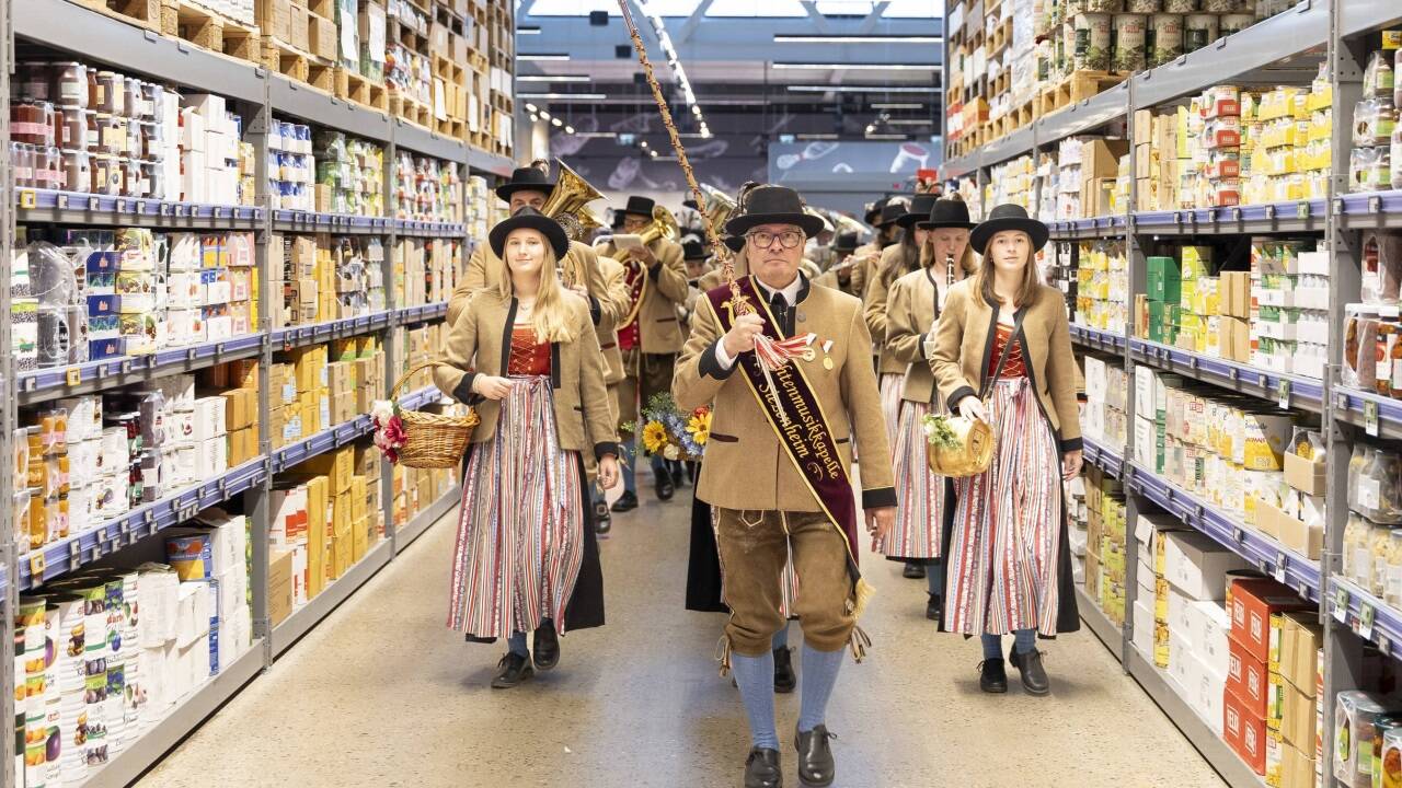 Die Trachtenmusikkapelle Siezenheim marschierte durch die Regalfluchten des Gastrogroßhändlers Transgourmet. 