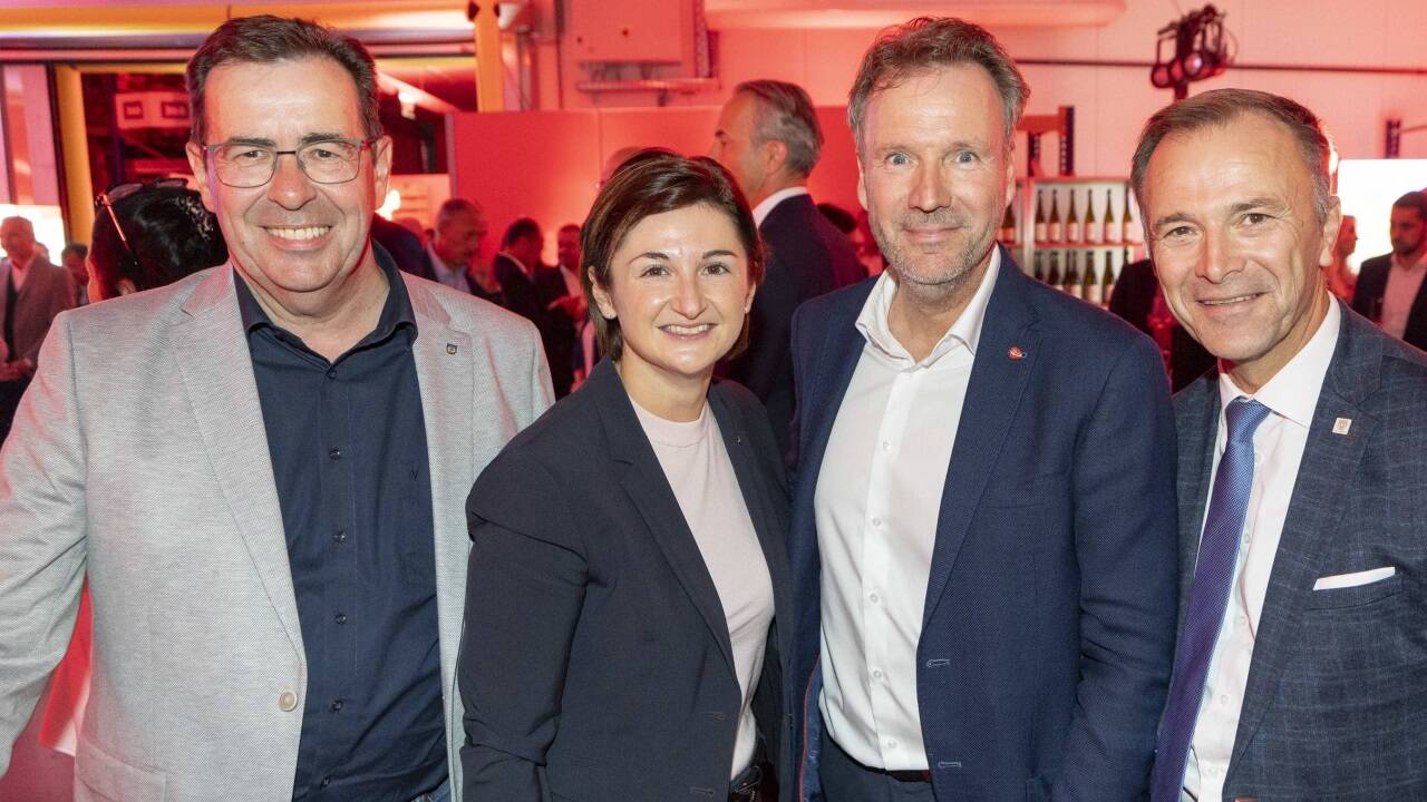 Ehrengäste von links: Bürgermeister Andreas Hasenöhrl (ÖVP, Wals-Siezenheim), Landeshauptfrau-Stellvertreterin Marlene Svazek (FPÖ); Christoph Ellensohn, Standort Geschäftsleiter Transgourmet Wals-Siezenheim und der Bürgermeister der Stadt Salzburg, Bernhard Auinger (SPÖ). 