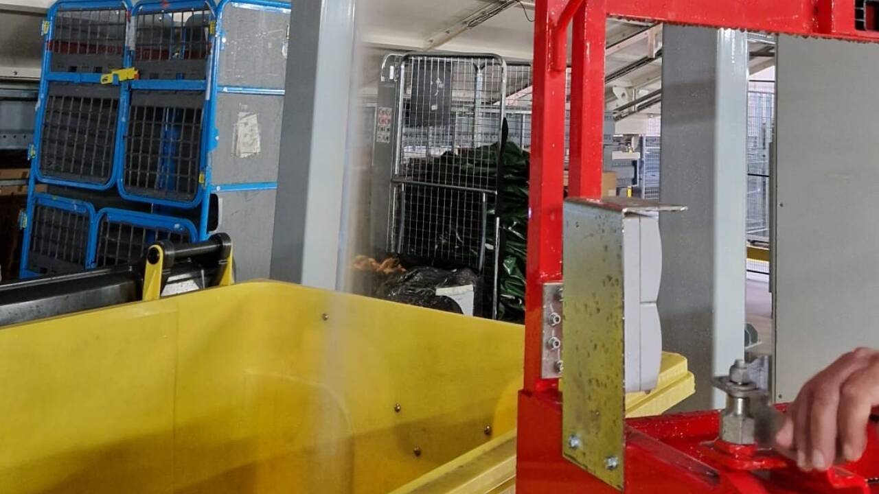 Die Feuerwehr rückte mit zwei Einsatzfahrzeugen an und fing das ausströmende Wasser mit einer Tonne ein. 