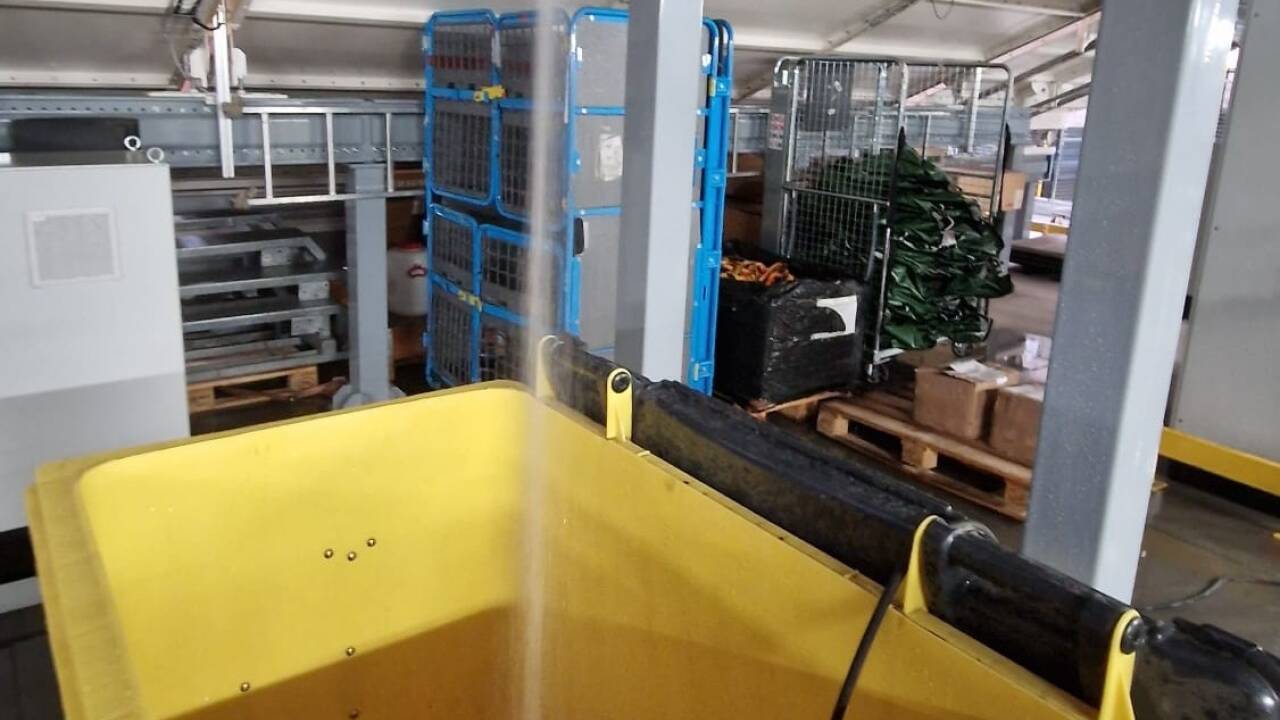 Die Feuerwehr rückte mit zwei Einsatzfahrzeugen an und fing das ausströmende Wasser mit einer Tonne ein. 