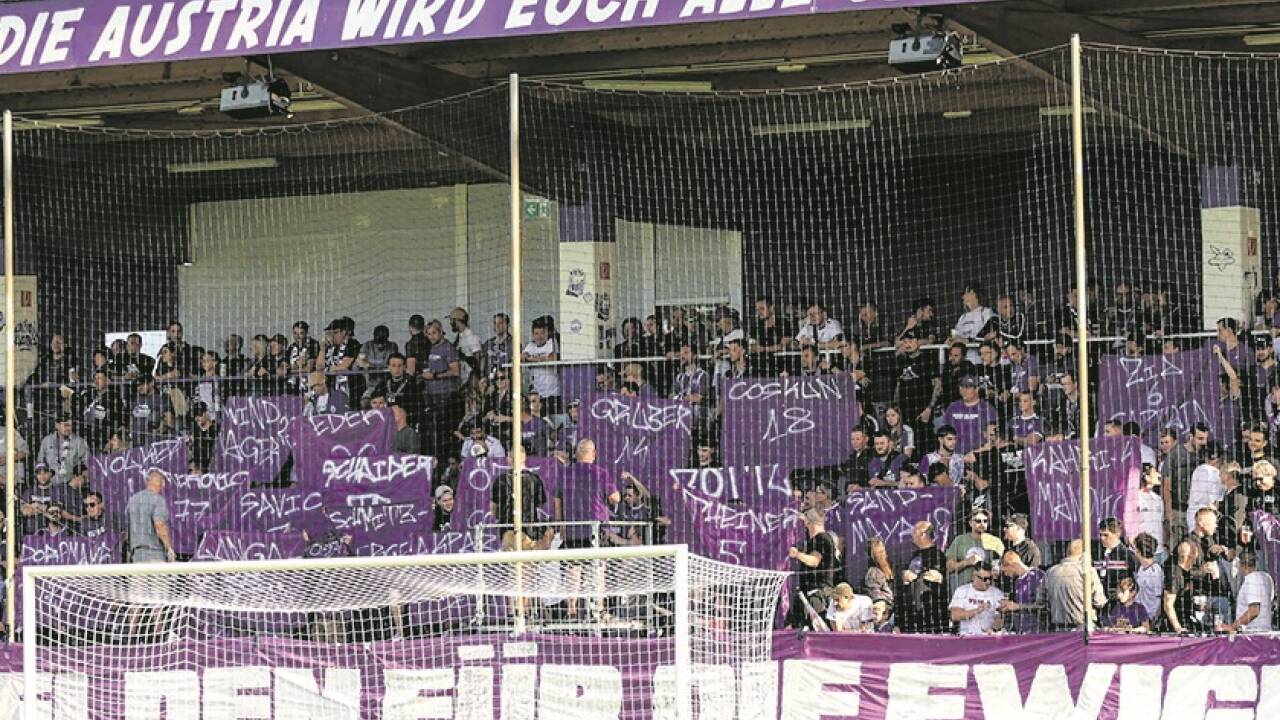Die Fans von Austria Salzburg wollen ihren Verein gegen Hertha Wels siegen sehen. 