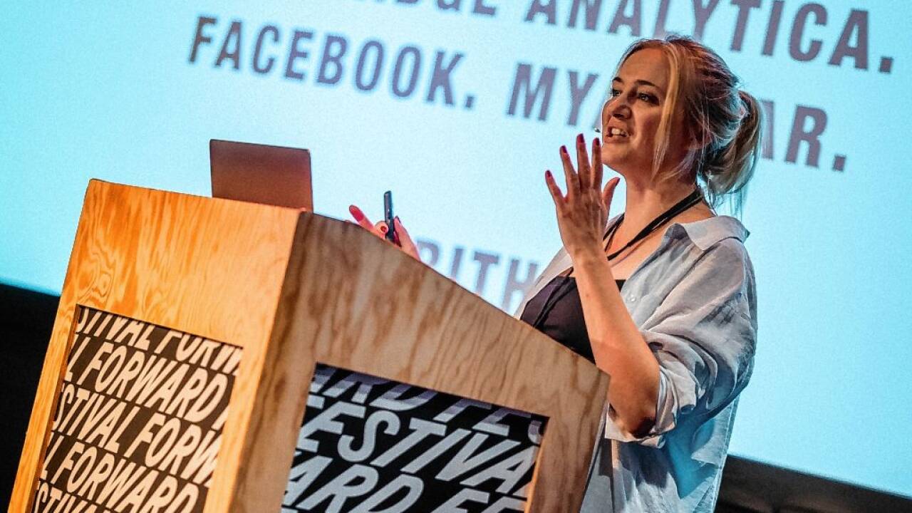 Ihre Erfahrungen im Einsatz neuer Technologien in Kunstprojekten nutzt Stephanie Meisl für Vorträge und Bildungs- und Forschungsprojekte, um die digitale Kompetenz zu fördern (hier beim heurigen Forward Festival in Berlin). 