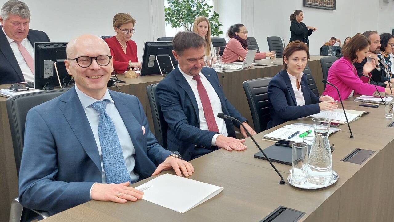 Wolfgang Fürweger nahm auf der Regierungsbank im Salzburger Landtag Platz (ganz links) – neben Landesrat Martin Zauner, LH-Stv. Marlene Svazek, LH Karoline Edtstadler, LH-Stv. Stefan Schnöll, Landesrat Josef Schwaiger und Landesrätin Daniela Gutschi.  