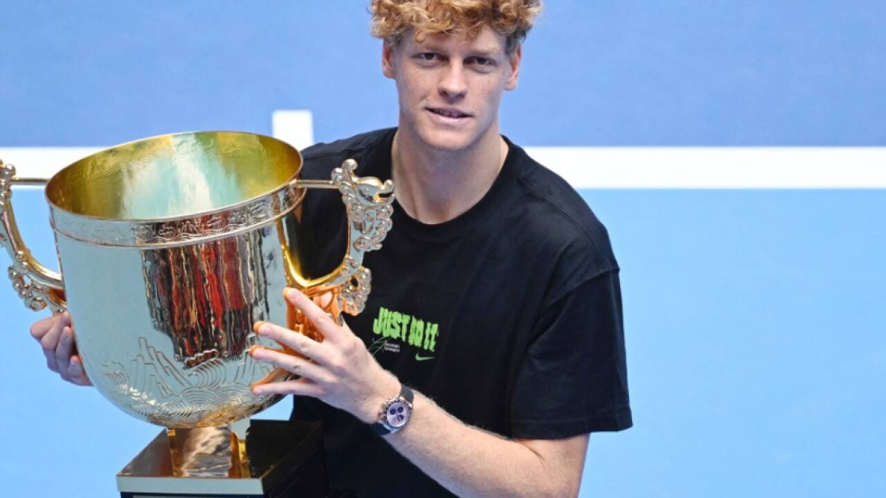 Peking-Sieger Sinner mit Trophäe 