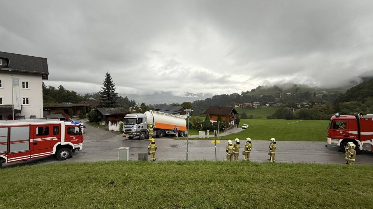 Das mit Heizmaterial beladene Fahrzeug geriet in die Wiese und drohte weiter abzurutschen. 