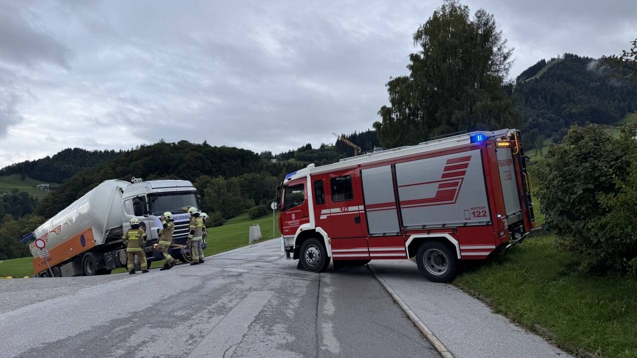 Der Lkw konnte wieder auf die befestigte Straße gezogen werden. 