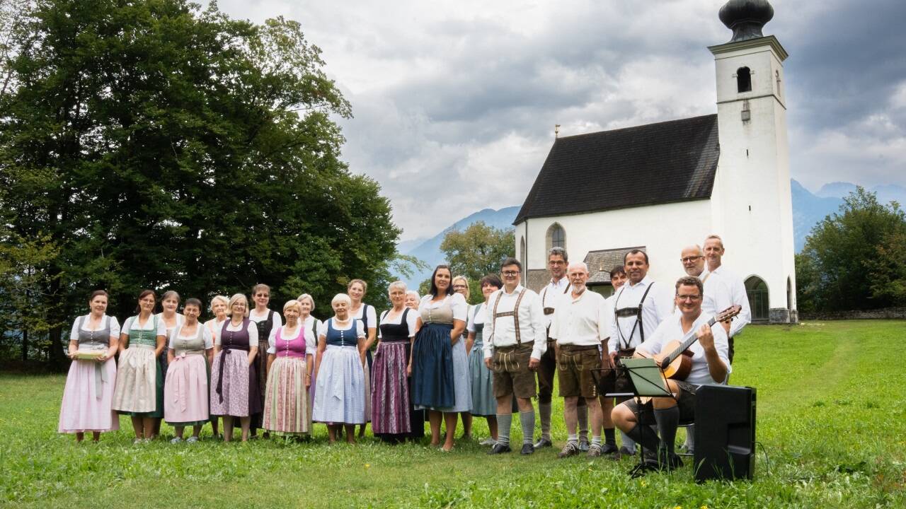 Der Gollinger Kirchenchor vor der Nikolauskirche in Torren. 