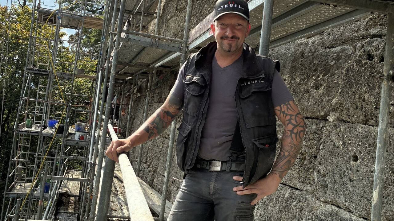 Manfred Teufl auf dem 15 Meter hohen Gerüst an der historischen Wehrmauer, an deren Restaurierung er mitarbeitet. 