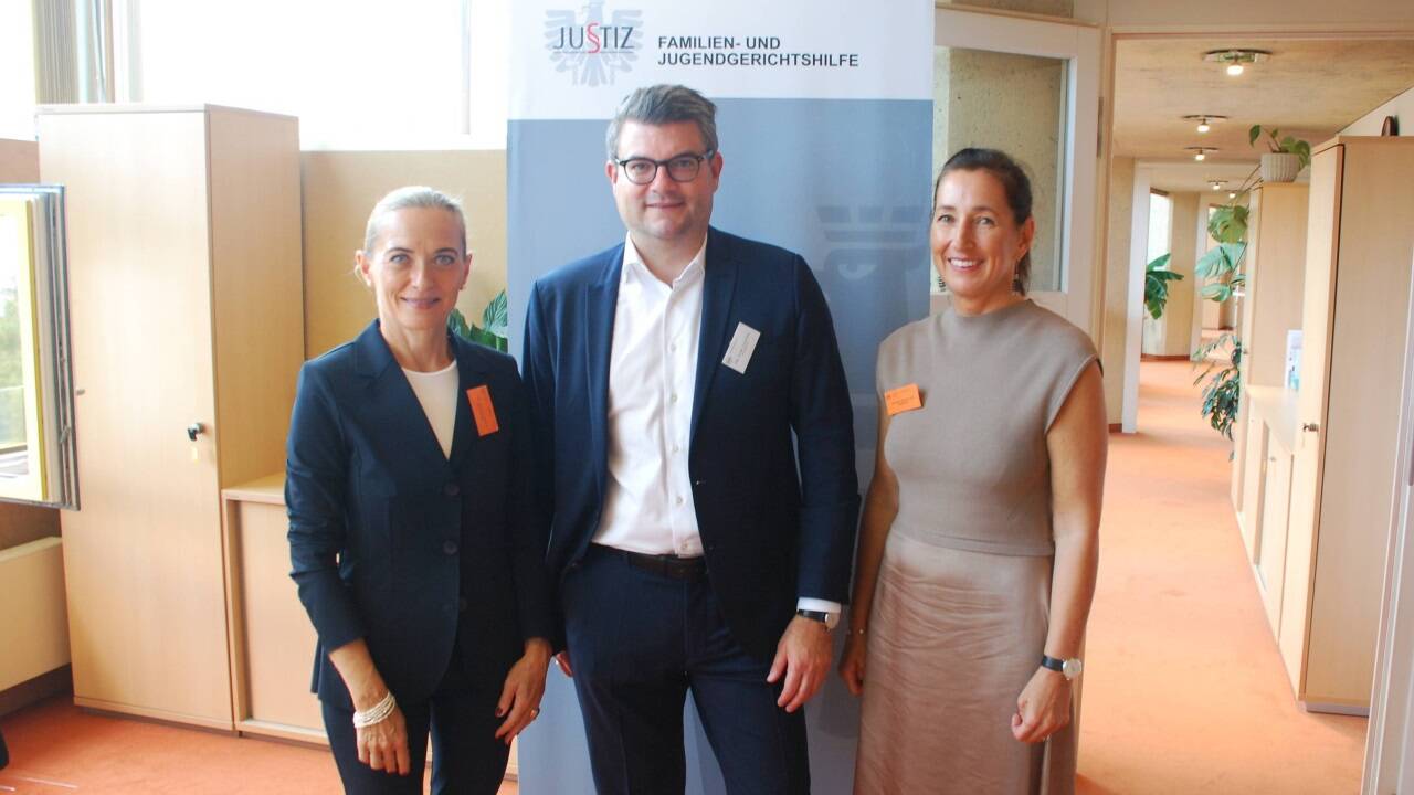Veronika Leibetseder-Hainberger-Viktora (Bereichsleiterin FJGH OÖ und Salzburg), Thomas Schützenhöfer (GF Justizbetreuungsagentur) und Manuela Heidl (Teamleiterin FJGH am Standort Salzburg) sind nun an neuem Standort zu finden.  