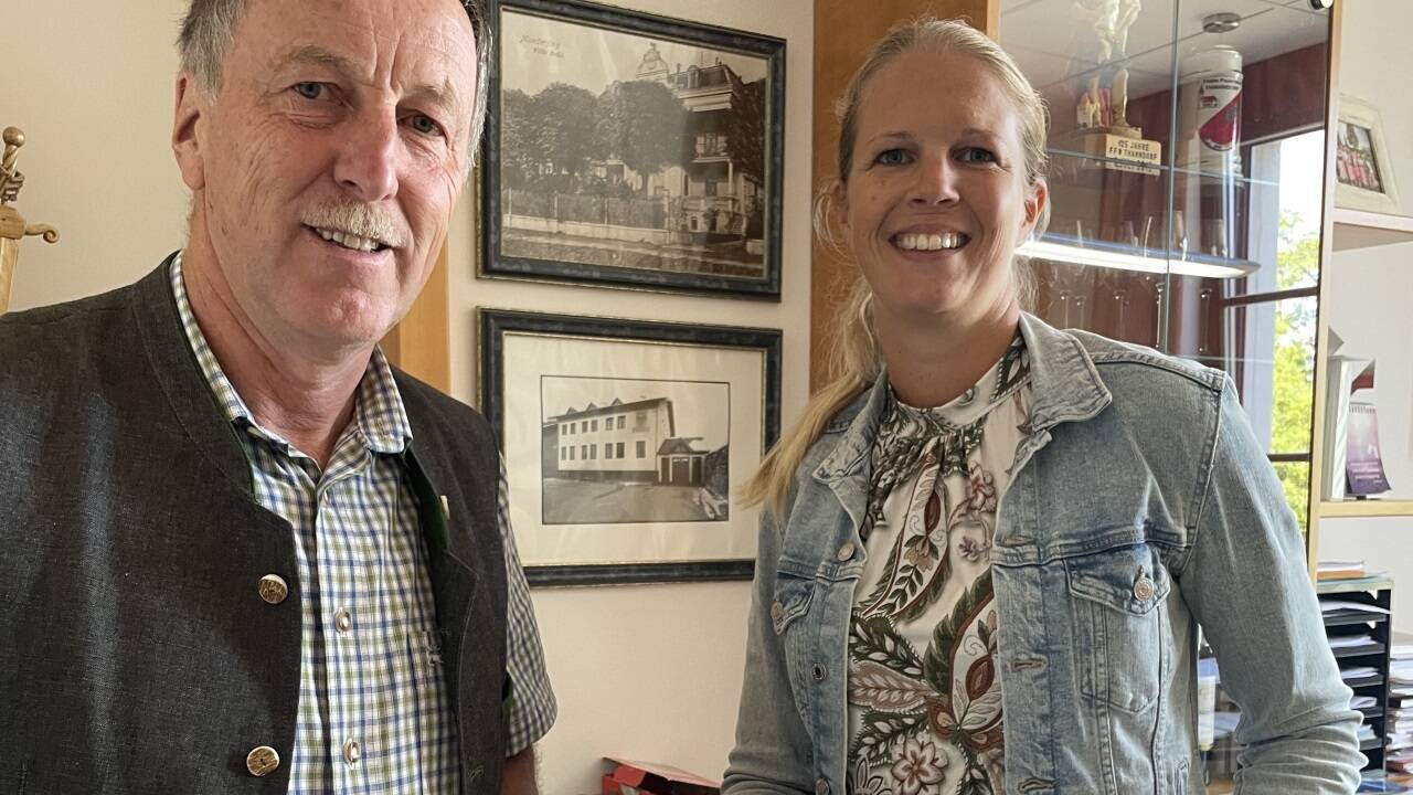 Bürgermeister Martin Voggenberger und Amtsleiterin Rebekka Krieger sind gerade dabei, eine Hausnummerntafel für das Gemeindeamt zu organisieren.  
