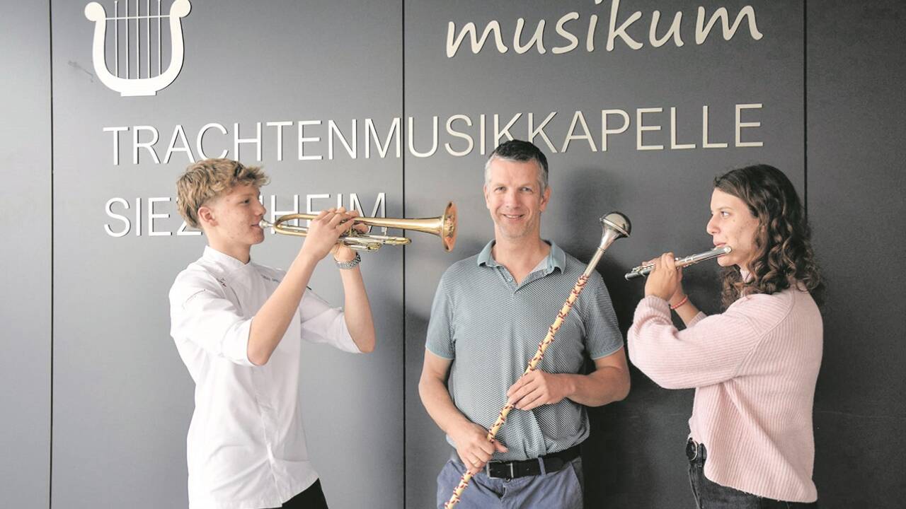 Stabführer Markus Grill mit seinen Kindern Tobias und Miriam.  
