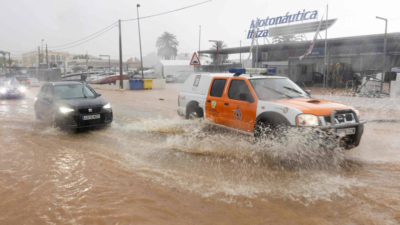 Spanische Urlaubsinsel Ibiza unter Wasser 