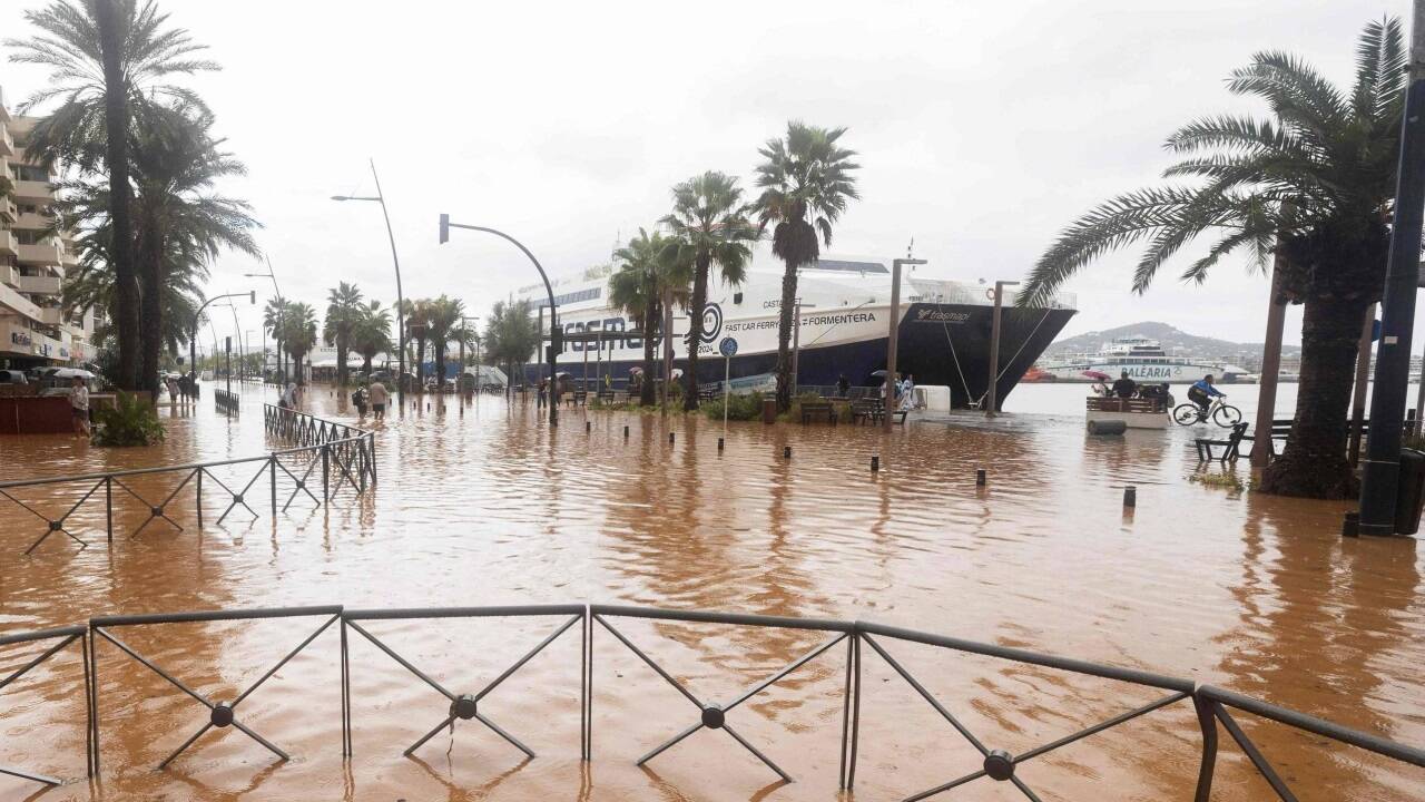 Spanische Urlaubsinsel Ibiza unter Wasser 