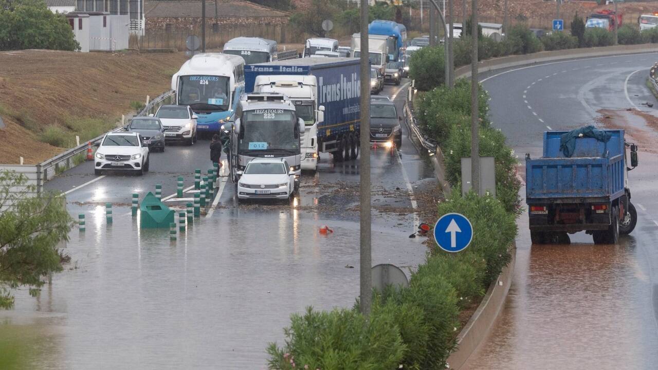Spanische Urlaubsinsel Ibiza unter Wasser 