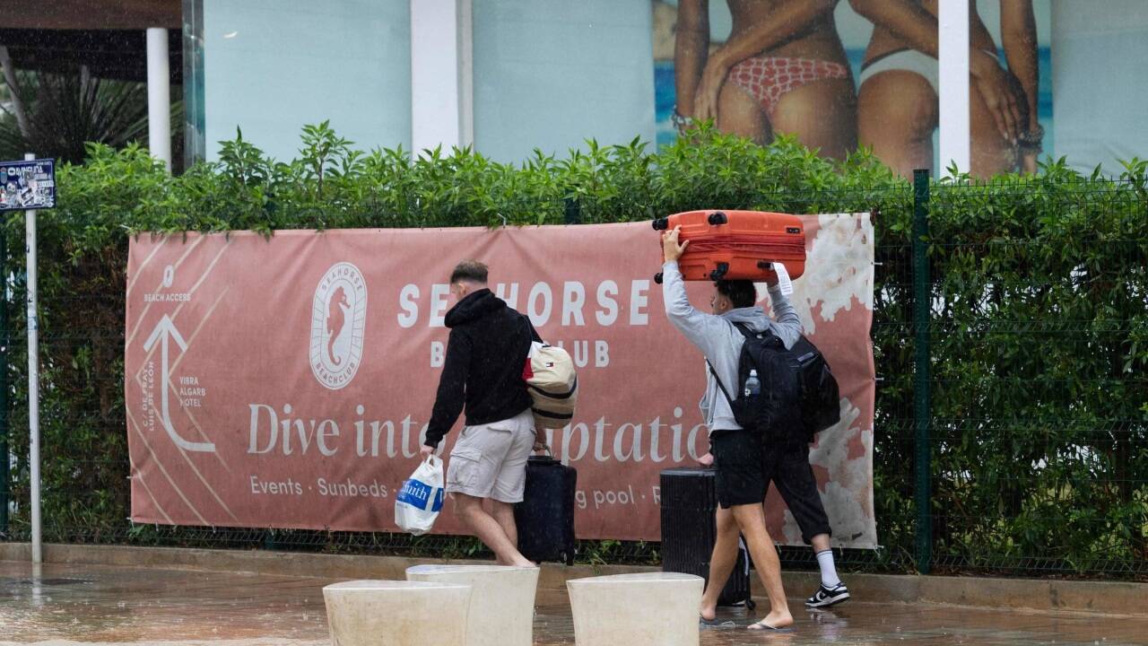 Spanische Urlaubsinsel Ibiza unter Wasser 