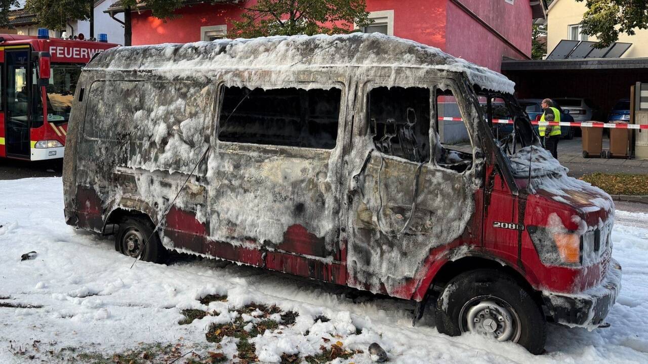 Ein Transporter ist ausgebrannt und voller Löschschaum. Ein Brand in einem Münchner Einfamilienhaus hat einen Großeinsatz von Polizei und Feuerwehr ausgelöst. 