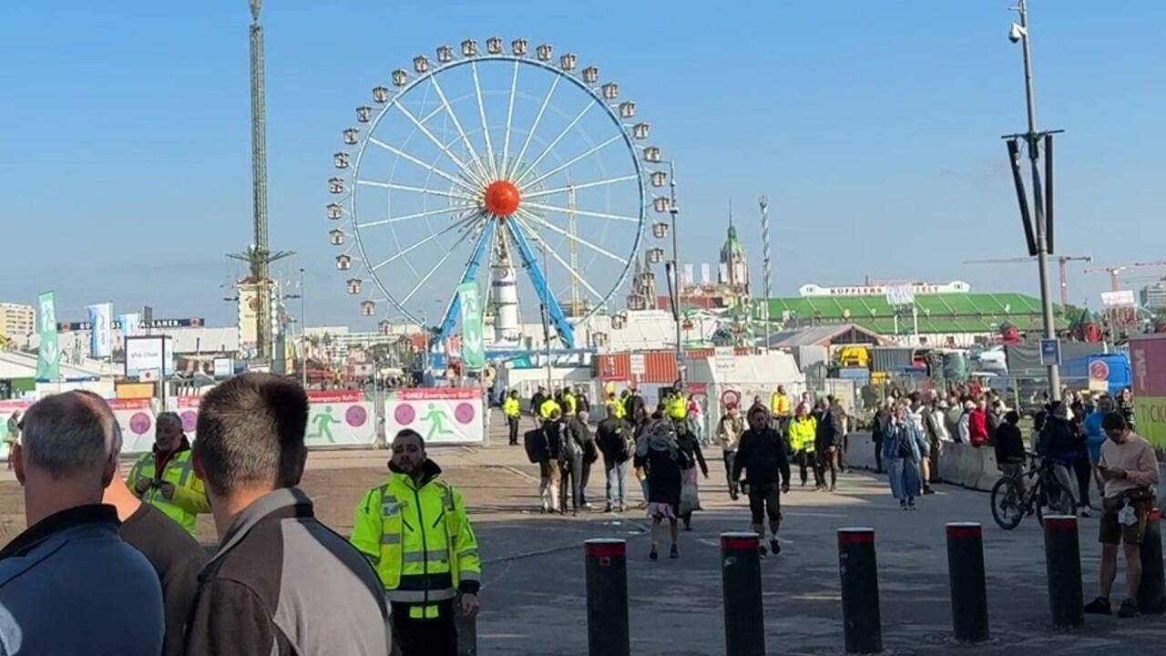 Die Wiesn blieb am Mittwoch vorerst geschlossen – zumindest bis 17 Uhr, wie deutsche Medien berichten. 