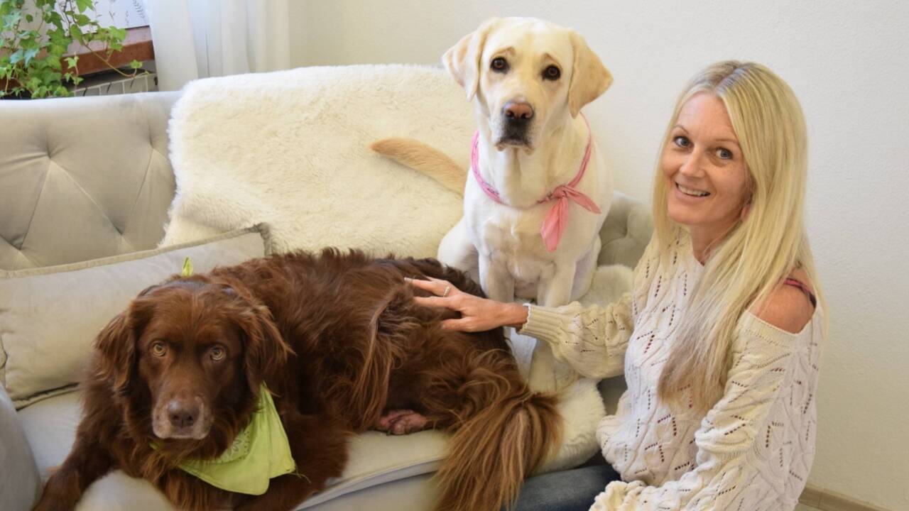Raphaela Federspieler mit ihren Hunden Pauli und Lotta.  
