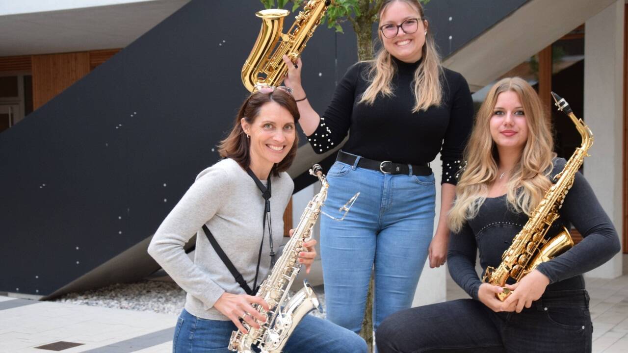 Britta Klein (v.l.), Elisa Sommerauer und Angelina Öschlberger mit ihren Saxofonen 
