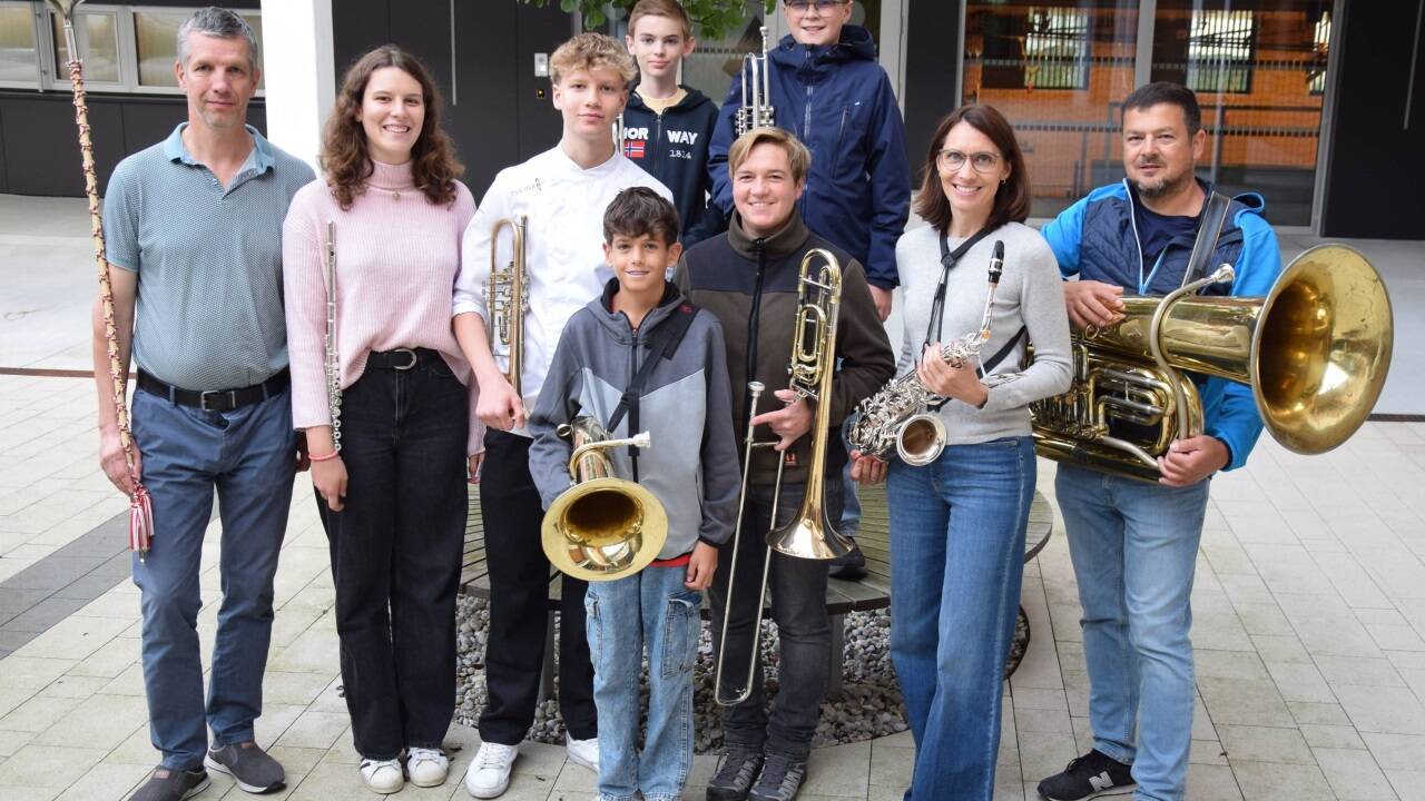 Ein Gruppenfoto von Jung und Alt. 