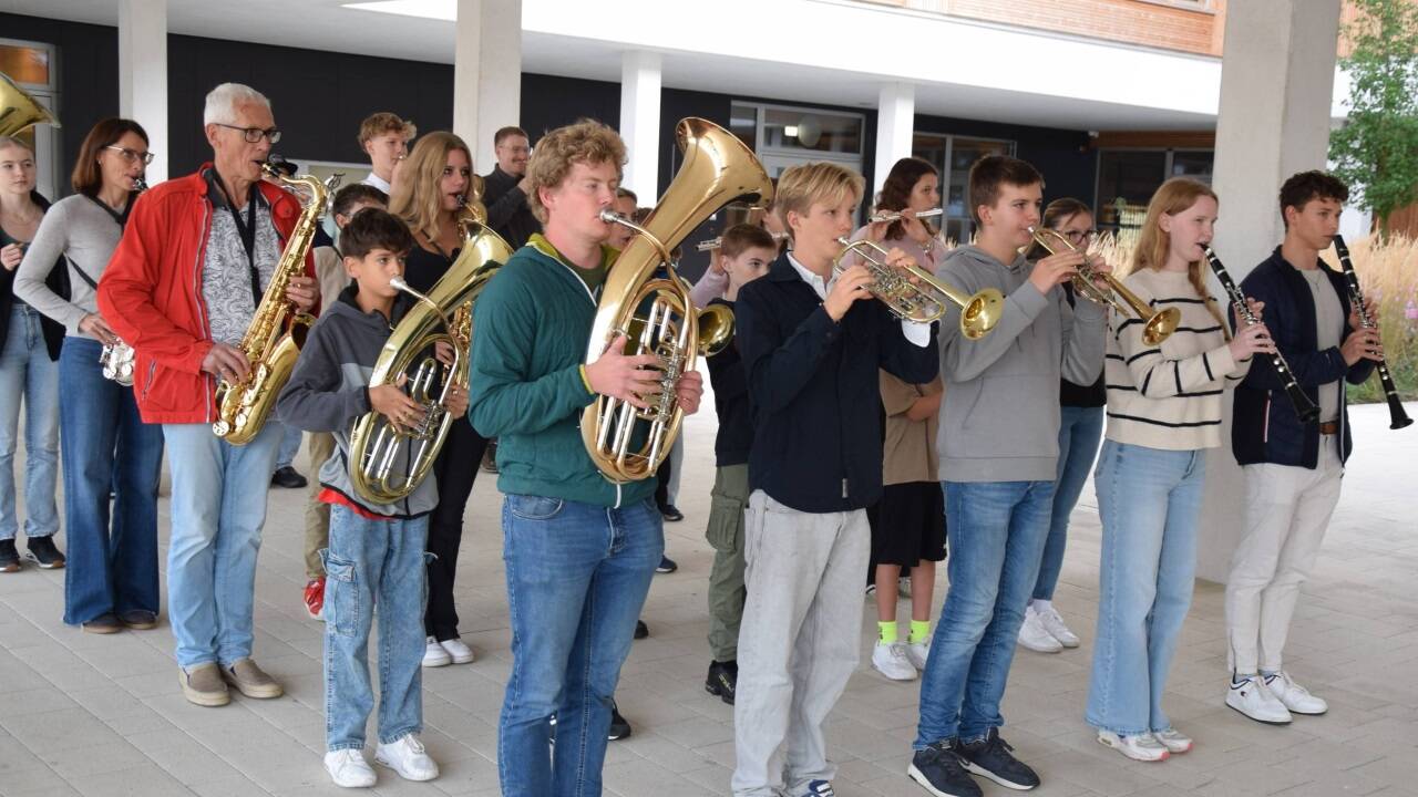 Musizieren und Marschieren wird geprobt 