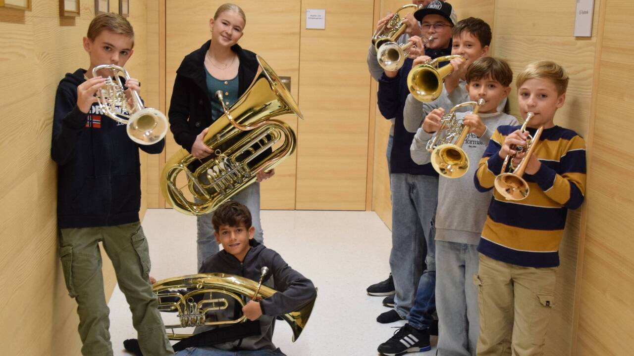  Sechs Trompeter und 2 Tubaspieler von den Jumsikanten 