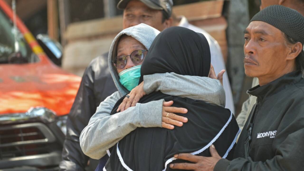 Angehörige von vermissten Schülern warten auf Nachrichten 