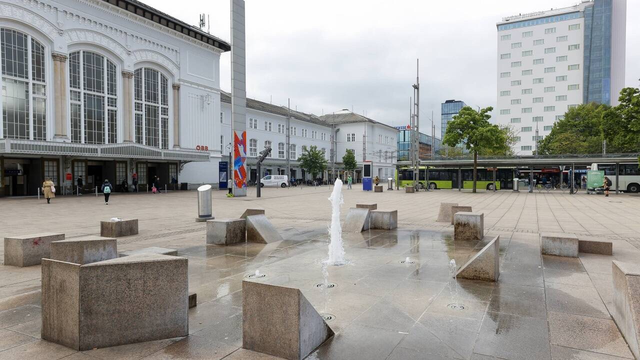 Zu dem inkriminierten Zigarettenraub kam es auf dem Südtirolerplatz, dem Vorplatz des Salzburger Hauptbahnhofs.  