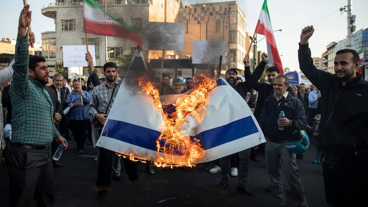 Wieder brennt der Davidstern – bei einer Demonstration, hier in Teheran.  