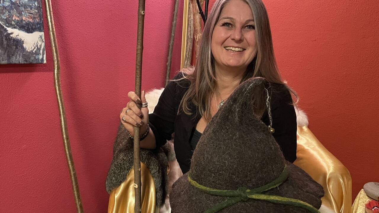 Ein Zauberstab und ein Hexenhut gehören zur Ausrüstung von Maria Solva Roithinger. Ein Zauberstab und ein Hexenhut gehören zur Ausrüstung von Maria Solva Roithinger.