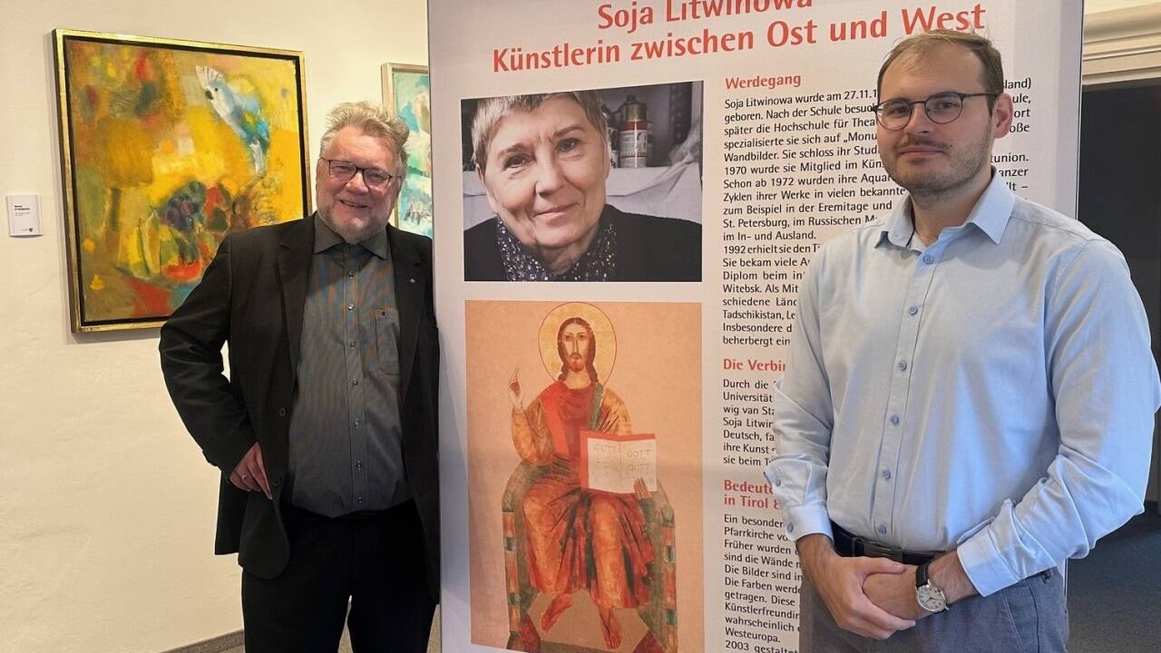 Propst Nikolaus Erber (links) und Museumsleiter Vlad Cotuna freuen sich auf die Sonderausstellung mit Werken von Soja Litwinowa (Mitte). 