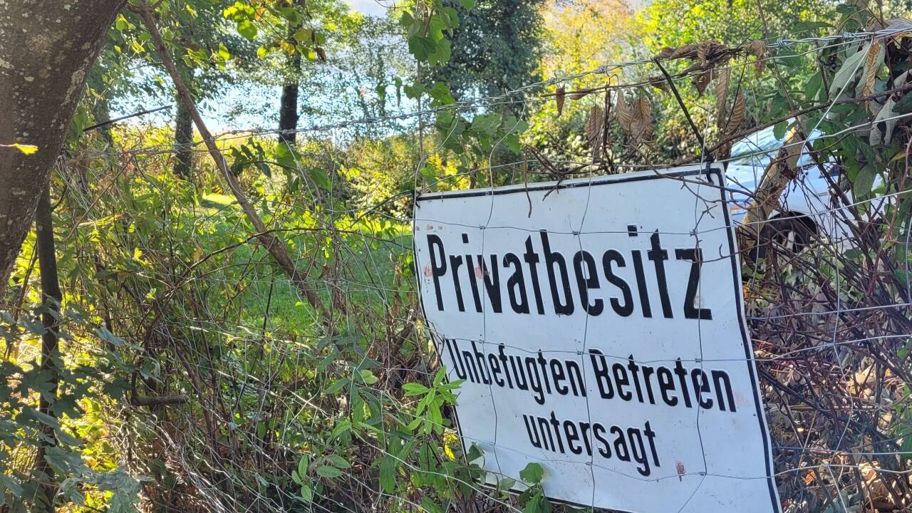 Der Wanderweg in Ufernähe in Lochen-Rackersing ist gesperrt. 