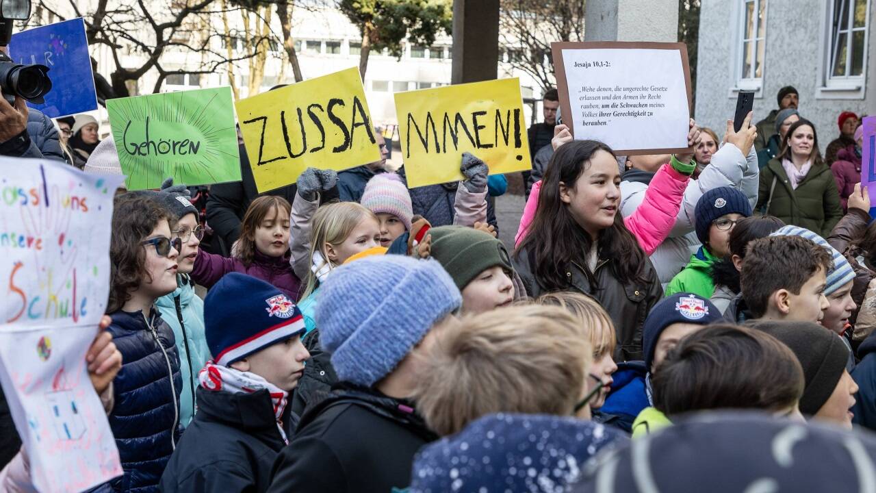 Bis zuletzt hatten Eltern und Kinder für den Fortbestand der Volksschule Schwarzstraße gekämpft. Auch heuer im Februar fand im Schulhof eine Kundgebung statt.  