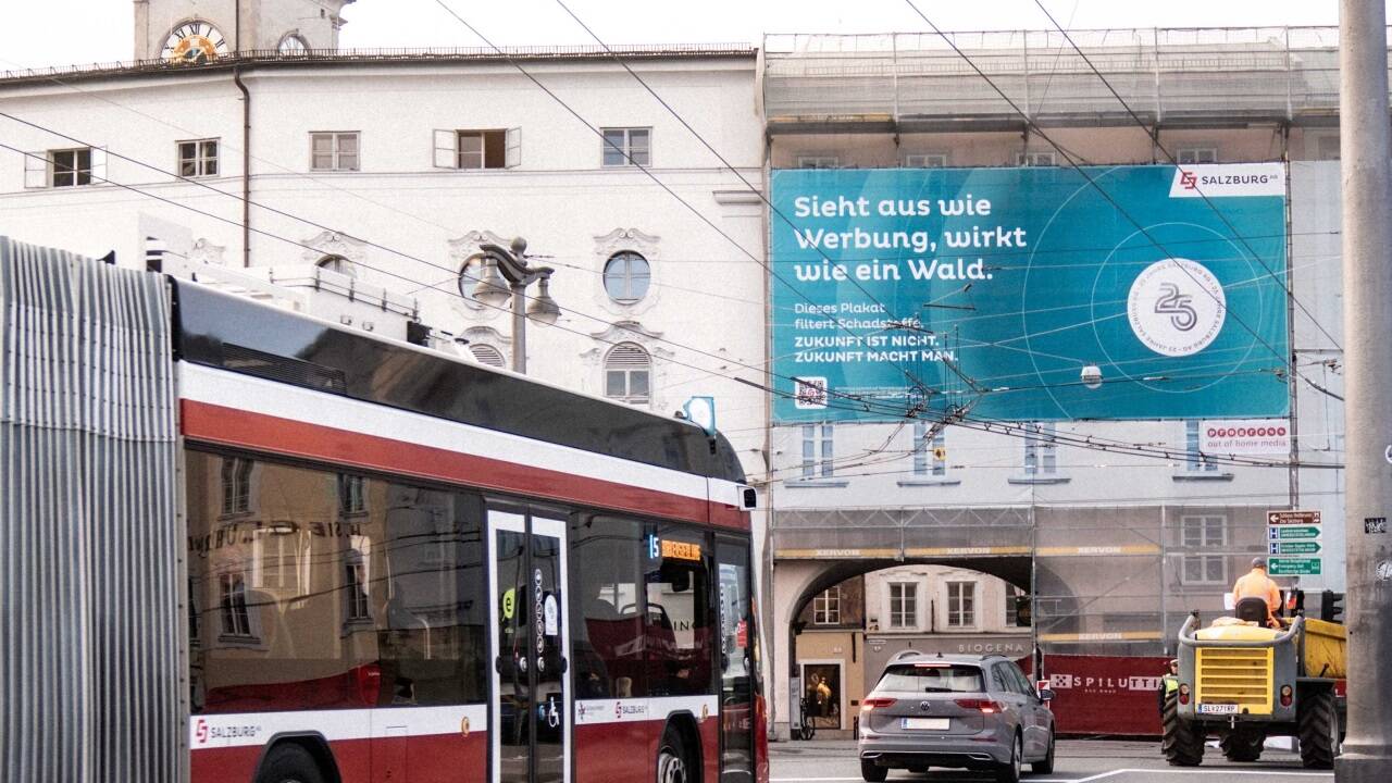 Ein besonderes Werbeplakat zum 25-Jahr-Jubiläum der Salzburg AG, die aus der Fusion von SAFE und Stadtwerken entstanden ist. 