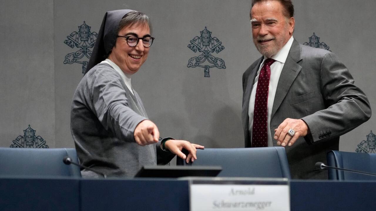 Vor der Pressekonferenz zeigt Schwester Alessandra Smerilli Schwarzenegger seinen Platz.  